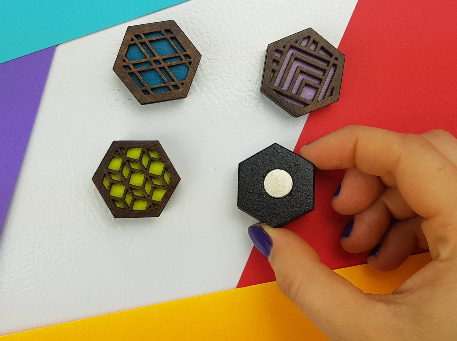 Aimants gais – Teinture de noix