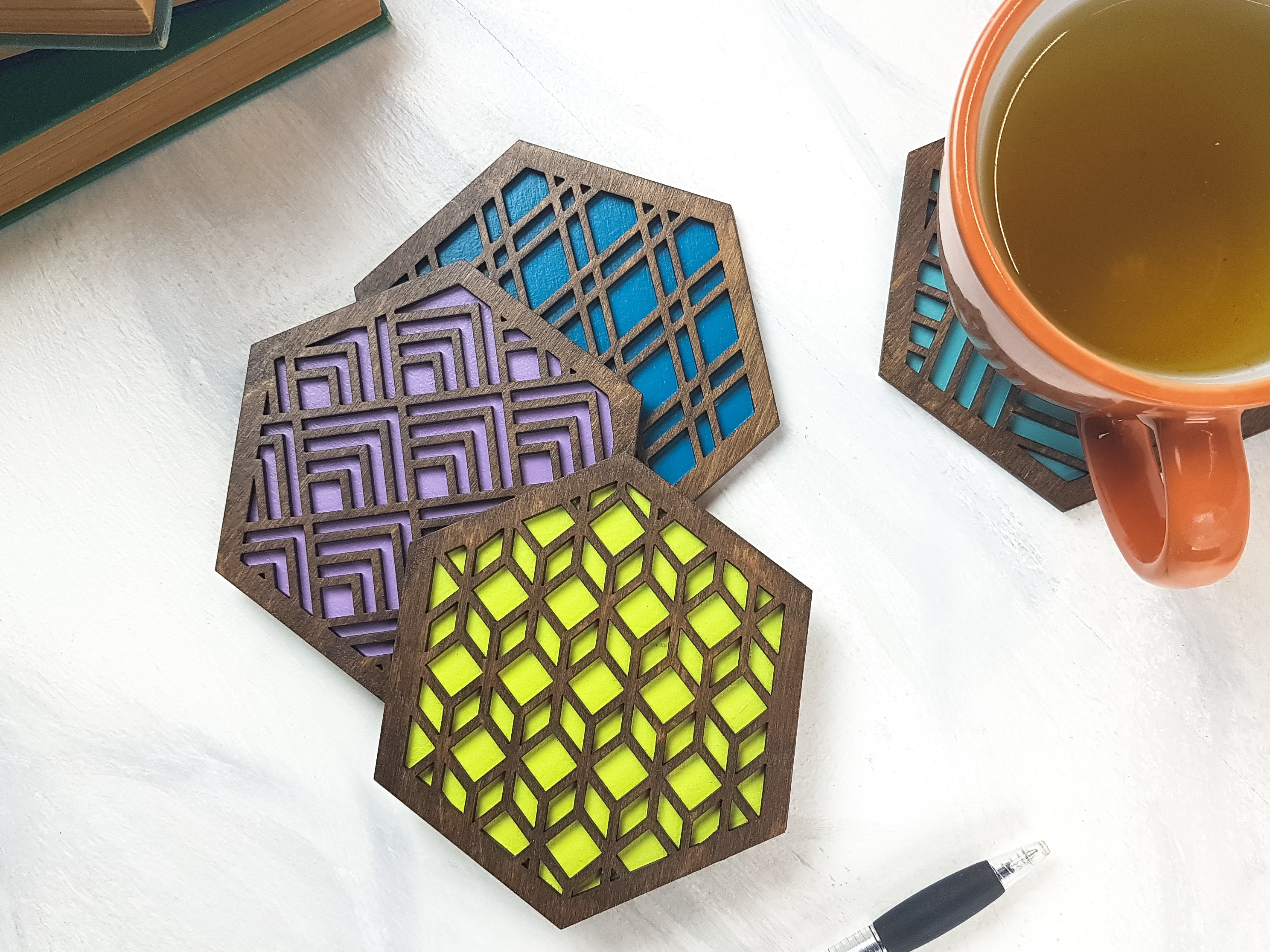 Sous-verre contemporain saisissant - Noyer riche avec des tons froids